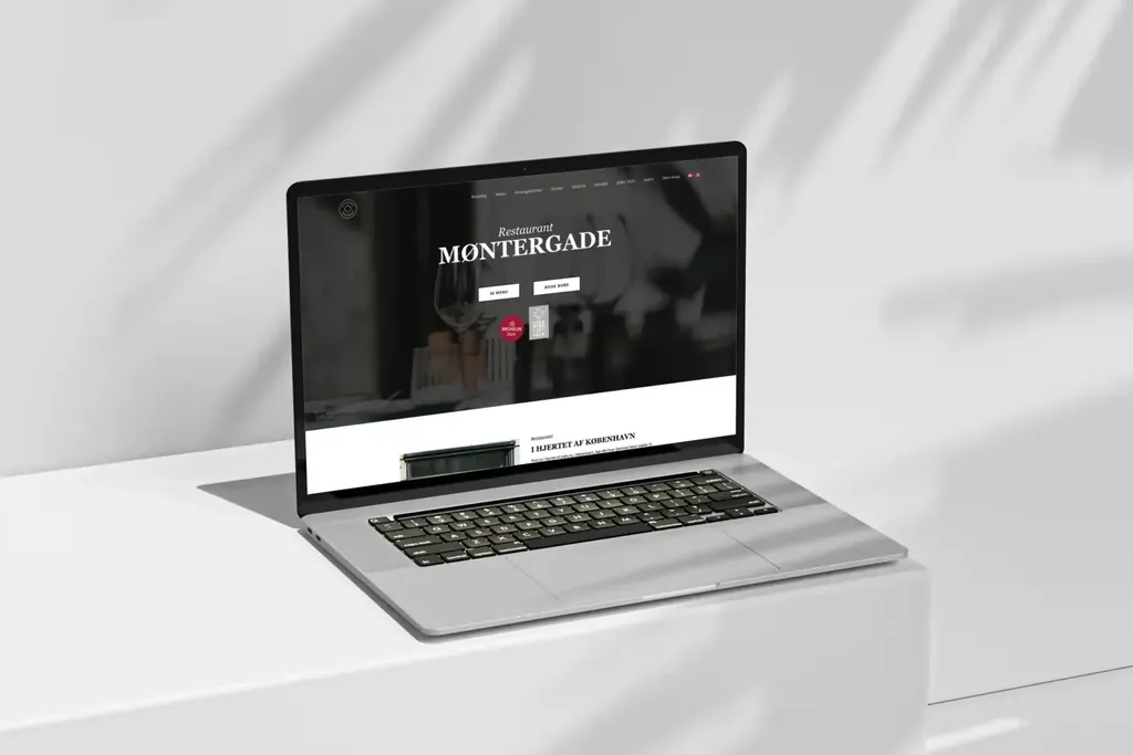 Restaurant Møntergades hjemmeside vist på laptop